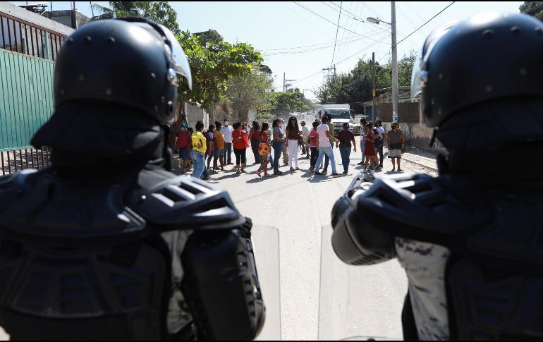 En total eran unos 500 entre policías y soldados los que resguardaron el penal de Acapulco. EFE/D. Guzmán
