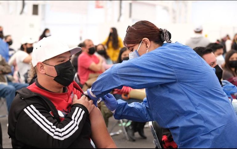 El proceso de la aplicación de la vacuna tarda alrededor de 30 minutos en los macromódulos. ESPECIAL