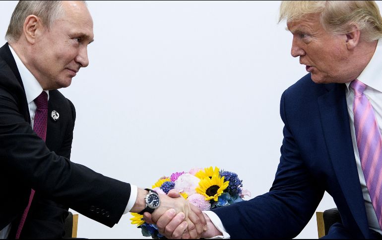 El ex presidente de EU, Donald Trump, presumió su estrecha relación con Vladimir Putin, señalando que la crisis de Ucrania no habría ocurrido durante su gobierno. AFP / ARCHIVO