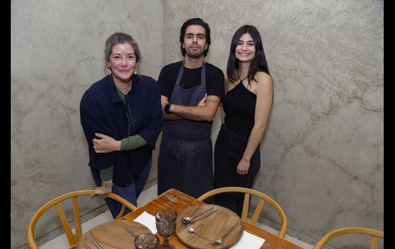 Silvia Villaseñor, Santiago Mora y Sofía Chávez. GENTE BIEN JALISCO/ CLAUDIO JIMENO