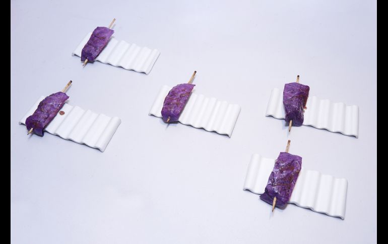 Brochetita de Cerdo con Hoja de Col morada y Glaseado de Lavanda y Miel. GENTE BIEN JALISCO/ CLAUDIO JIMENO