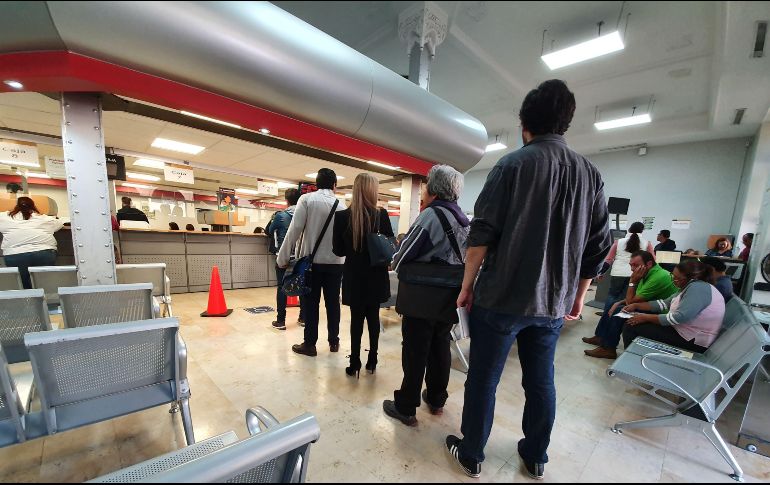 Aunque el refrendo vehicular también puede pagarse en recaudadoras, el descuento se hace al liquidarlo en medios alternos. EL INFORMADOR