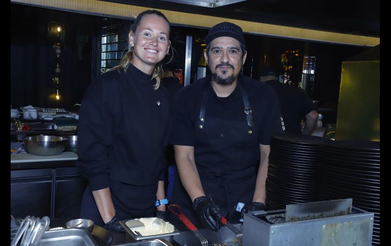 Marie Bouzková y Javier Valenzuela preparando el postre. GENTE BIEN JALISCO/ CLAUDIO JIMENO