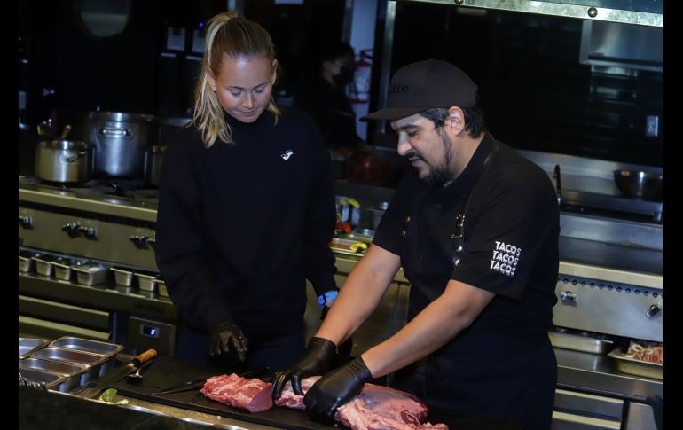 Marie Bouzková y Javier Valenzuela preparando el corte. GENTE BIEN JALISCO/ CLAUDIO JIMENO