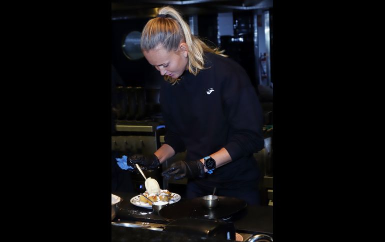 Marie Bouzková preparando el postre. GENTE BIEN JALISCO/ CLAUDIO JIMENO