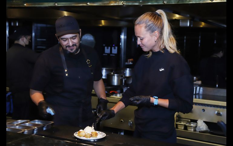 Marie Bouzková y Javier Valenzuela degustando el postre. GENTE BIEN JALISCO/ CLAUDIO JIMENO