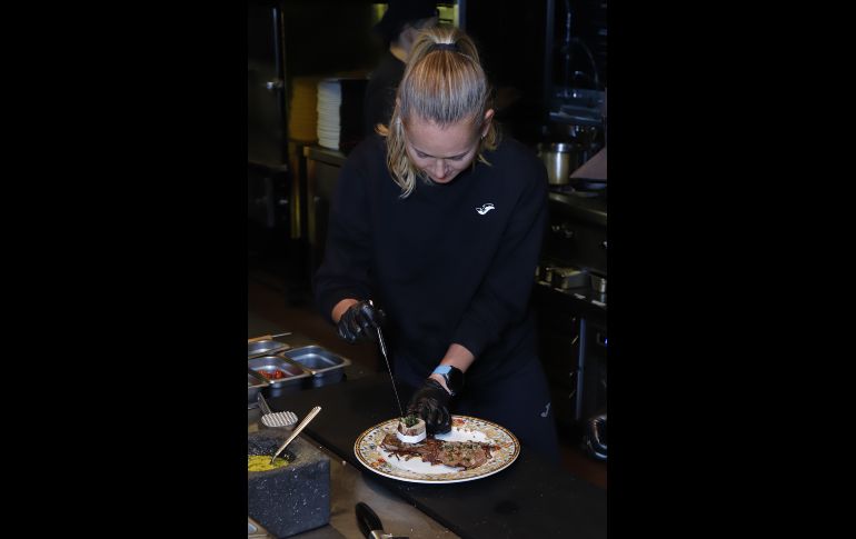 Marie Bouzková preparando el platillo. GENTE BIEN JALISCO/ CLAUDIO JIMENO