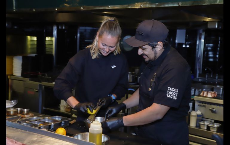 Marie Bouzková preparando el corte. GENTE BIEN JALISCO/ CLAUDIO JIMENO