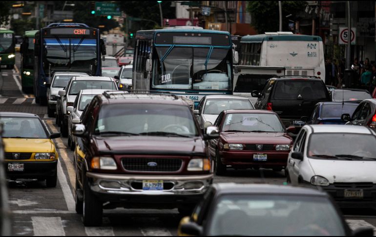 El estudio reveló que el 44.4% de cada cien traslados en la ZMG se realizan en transporte público; 26.90 se realizan caminando y 15.70 en automóvil particular. EL INFORMADOR / ARCHIVO