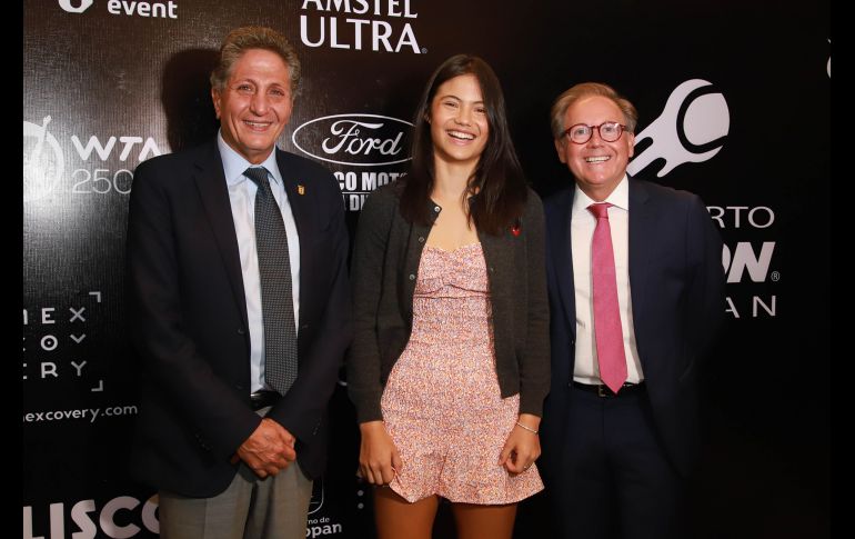 Juan José Frangie, Emma Raducanu y Gustavo Santoscoy. GENTE BIEN JALISCO/ANTONIO MARTÍNEZ