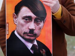 En varias protestas mundiales la imagen de Putin, asemejando a Hitler, es una contante. EFE / T. Kalnins