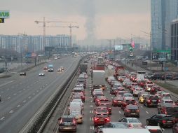 Decenas de ucranianos intentan salir de Kiev luego de la invasión rusa. EFE / S. Dolzhenko