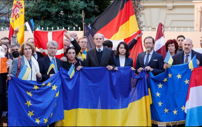 Decenas de personas personas piden paz ante la embajada rusa en Roma. EFE / G. Lami