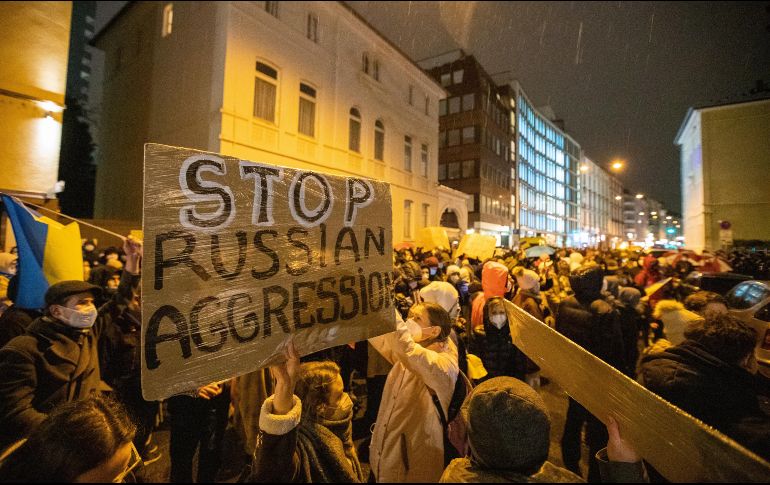 ALZAN LA VOZ. En muchos países se han manifestado para detener la guerra. EFE/C.ZINN