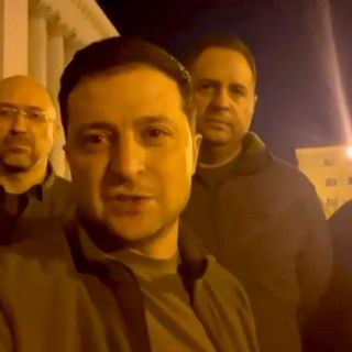 Rusia Vs Ucrania: Zelensky se une a militares en lucha contra ejército ruso