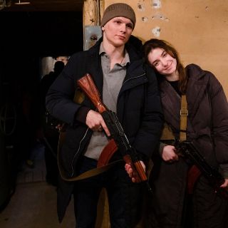 Rusia vs Ucrania: Ucranianos toman las armas para defender su país de la invasión rusa (FOTOS)