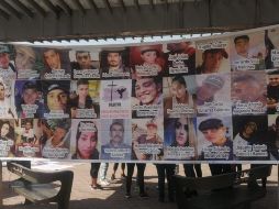 La manta tiene las imágenes de 30 jóvenes y adultos, mujeres y hombres, a quienes integrantes del colectivo han buscado incansablemente sin que hasta el momento hayan podido localizarlos. ESPECIAL /  Luz de Esperanza