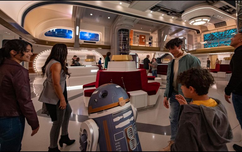 Los viajeros podrán interactuar con personajes y hasta con el androide D3-09, disponible en las pantallas de los camarotes. EFE/ M. Stroshane