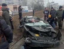 El conductor del coche aplastado por el tanque ruso fue rescatado con vida. ESPECIAL