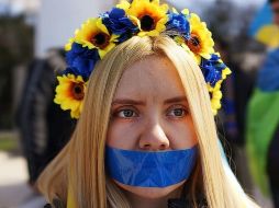 Muchos en Crimea se taparon la boca el 13 de marzo de 2014 en protesta a las fuerzas rusas, defendiendo que la península forma parte de Ucrania. GETTY IMAGES