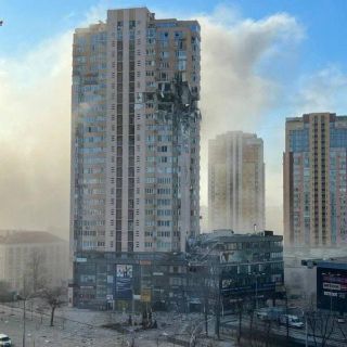 Misil ruso impacta edificio de departamentos en Kiev (VIDEO)