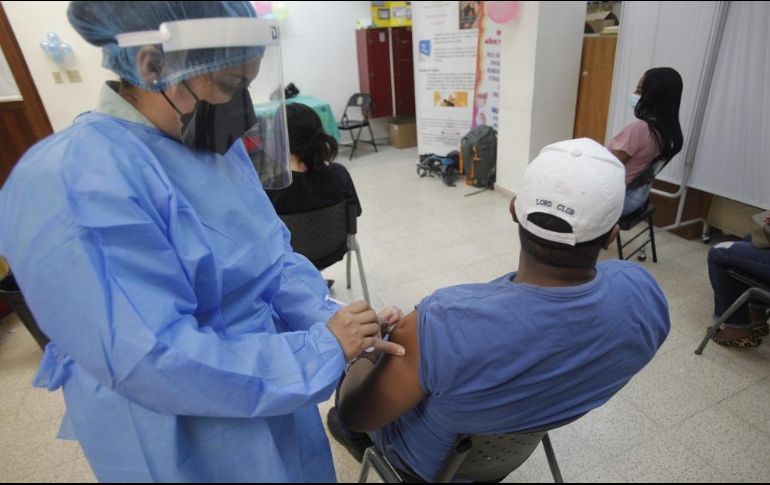 Reiteran que es importante continuar con medidas como el uso de cubrebocas y la campaña de vacunación. EFE/C. Lemos