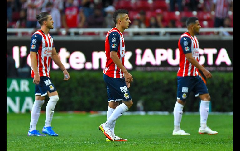 NO LEVANTAN. Chivas hiló su tercera derrota consecutiva en el torneo. IMAGO7