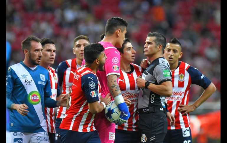 ESTALLAN. Chivas se siente inconforme con el arbitraje en los últimos duelos. IMAGO7