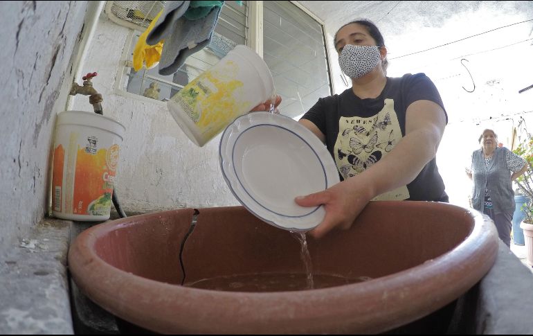 Ciudadanos señalan que el agua mancha la ropa y que llega con tierra. EL INFORMADOR/A. Camacho