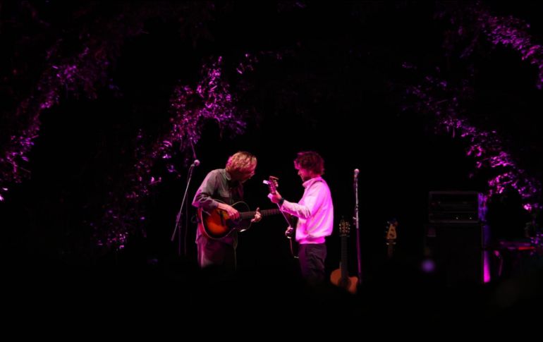 Para finalizar el concierto, KOC invitaron al escenario a los músicos Paco en el bajo y Jorge en la batería. CORTESÍA