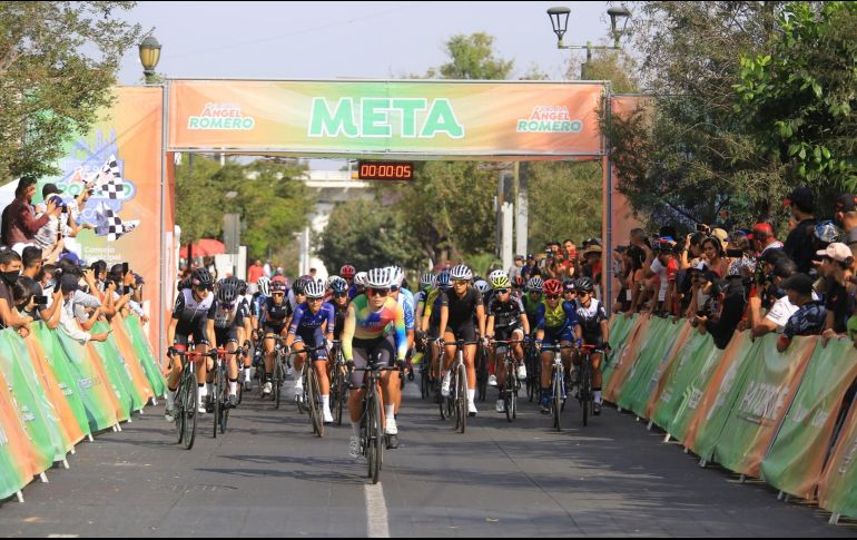 Durante la competencia el público aplaudió y alentó a los pedalistas, sobre todo en la zona centro del municipio. FACEBOOK /  @COMUDEZAPOPANOFICIAL