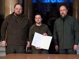 En la suscripción del documento estuvieron presentes además del presidente de Ucrania, Volodímir Zelenski (c), el presidente de la Rada, Ruslán Stefanchuk (i), y el primer ministro ucraniano, Denys Shmyhal (d). ESPECIAL / Presidencia de Ucrania