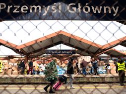 Una soldado polaca explicó esta madrugada que el flujo de gente es incesante. EFE/B. Sanchez