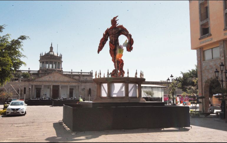 Hombre de fuego. La espectacular efigie será parte de GDLuz, y ya se encuentra en el exterior del Museo Cabañas. El Informador/ A. Camacho