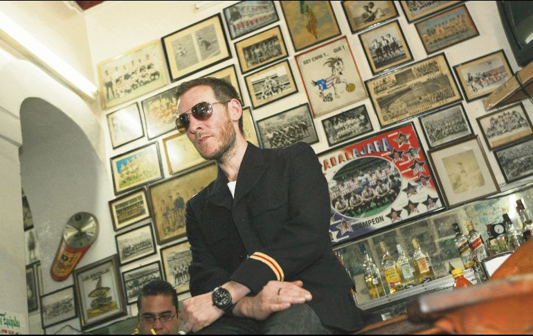 Celebridades. Robert Del Naja, vocalista de la banda Massive Attack, posa desde la barra de Los Famosos Equipales. El Informador