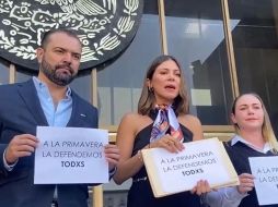 La denuncia fue presentada en conjunto con la diputada del Partido Verde, Erika Ramírez Pérez (der) y el coordinador emecista, Gerardo Quirino Velázquez Chávez (izq). ESPECIAL /