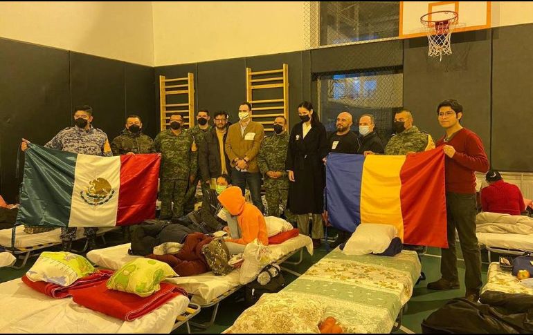 Todos los mexicanos salieron del país en conflicto acompañados de sus familias. TWITTER/@m_ebrard