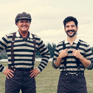 Camilo y Carlos Vives: Los colombianos cantan y juegan juntos al futbol en Baloncito viejo
