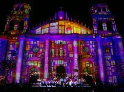 Tras la inauguración oficial, los asistentes comenzaron a movilizarse hacia las distintas zonas que conforman a GDLuz. EL INFORMADOR / G. Gallo