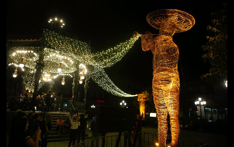 Tras la inauguración oficial, los asistentes comenzaron a movilizarse hacia las distintas zonas que conforman a GDLuz. EL INFORMADOR / G. Gallo