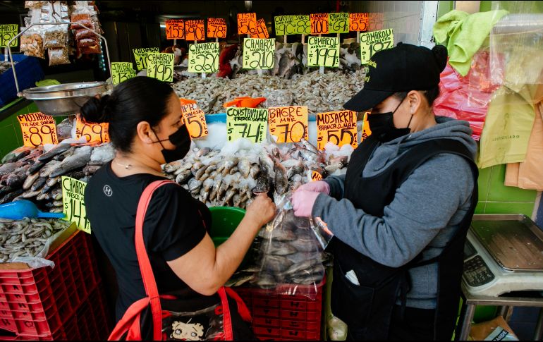 En este periodo se comercializan 12 mil toneladas de mariscos, según la Asociación de Productores y Comerciantes de Pescados y Mariscos de Jalisco. EL INFORMADOR/G. Gallo