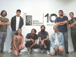 Expositores. Pare del colectivo Urban Sketchers capítulo Guadalajara posa desde la Galería Jesús Guerrero Galván, de la Biblioteca Pública Juan José Arreola. El Informador/ N. Gutiérrez