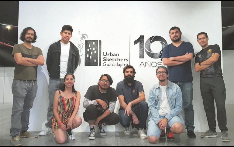 Expositores. Pare del colectivo Urban Sketchers capítulo Guadalajara posa desde la Galería Jesús Guerrero Galván, de la Biblioteca Pública Juan José Arreola. El Informador/ N. Gutiérrez