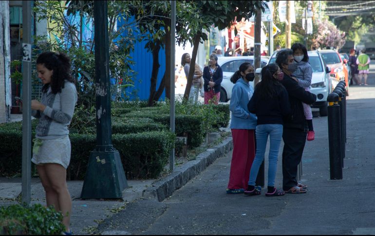 De acuerdo con los reportes de las autoridades se evacuaron edificios por el sismo en los estados de Veracruz, Puebla, Oaxaca, Ciudad de México, Estado de México, Morelos y Tlaxcala. EFE / I. Esquivel