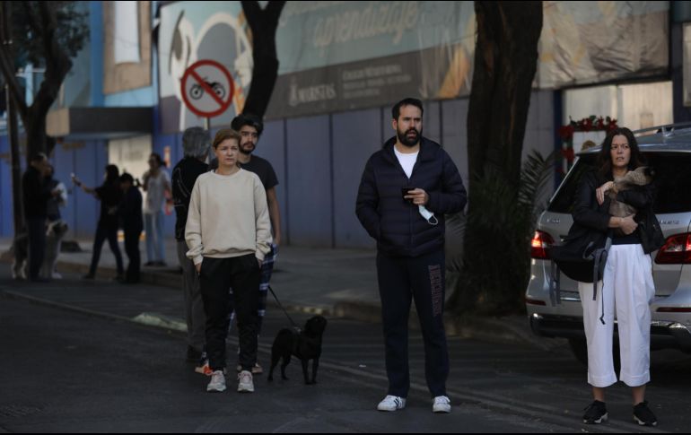 Por el sismo, se realizaron evacuaciones de manera preventiva, sin embargo, no hay reporte de afectaciones o personas heridas. EFE / S. Gutiérrez