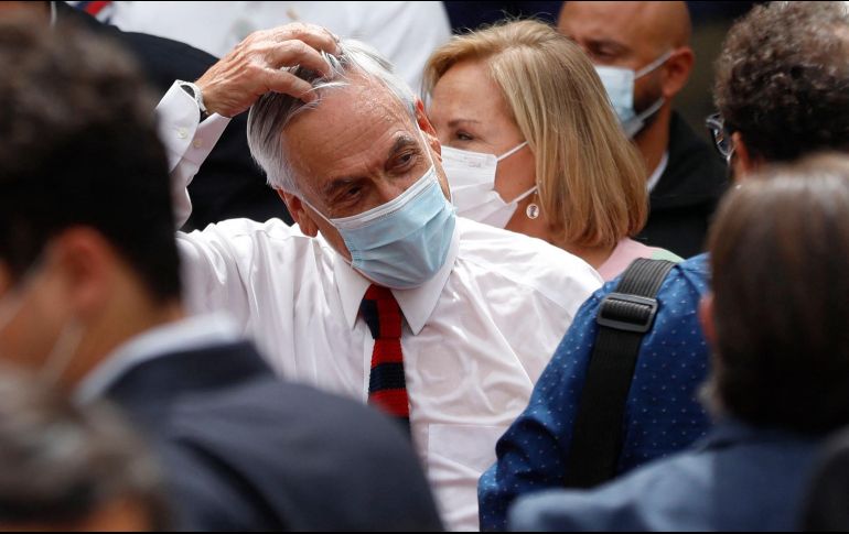 Piñera no sufrió ningún daño, se sacudió el agua y continuó despidiéndose de varias personas con normalidad. AFP / D. Yankovic