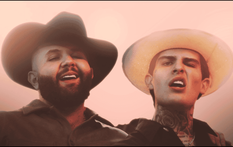 Esta entrega escrita por Adriel Favela (der), Carin Leon (izq) y Javier González viene acompañada de un vídeo oficial grabado en la Ciudad de México. CORTESÍA / Universal Music