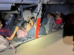 Algunas personas viajaban en la parte baja del vehículo donde se resguardan las maletas. TWITTER/@INAMI_mx