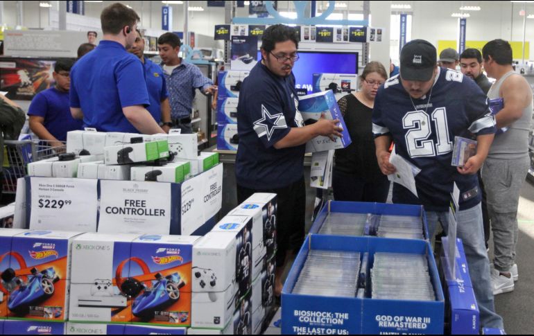 Consumidores adquieren sus títulos favoritos. AP/Odessa American