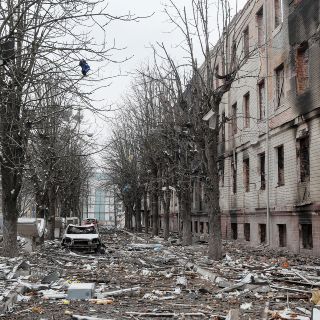 Rusia vs Ucrania: Fuerzas rusas bombardean la ciudad ucraniana de Ojtirka